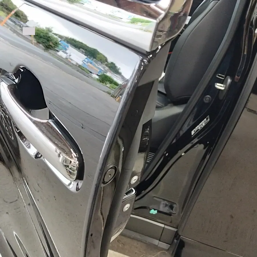 お預かりした車の室内側。作業に入る前に状態を確認します
