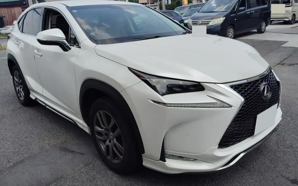 レクサスNXの実車。白いパール系の車。同じ白でも中身は何種類もあります