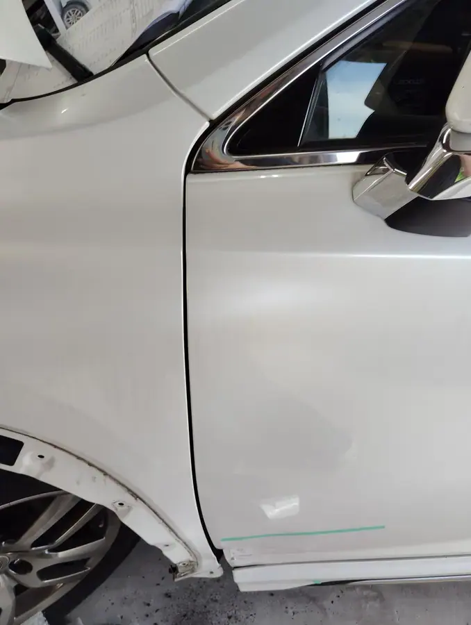 白いパール系の車。同じ白でも中身は何種類もあります