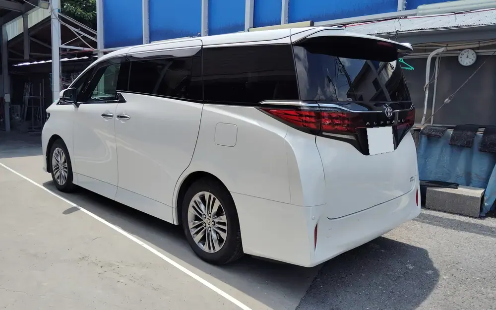アルファードの実車。塗装の厚みを測る機械。過去に塗られているかが分かります