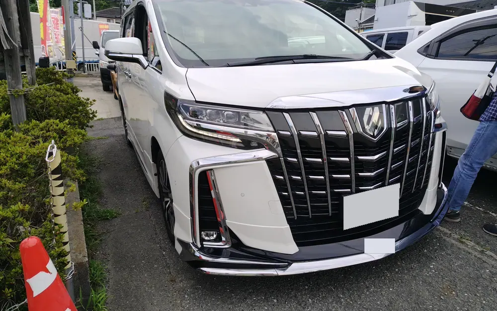 アルファードの実車。見えている範囲の奥まで確認するため、見積もりには日数をいただきます