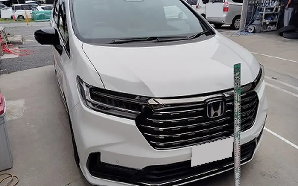 オデッセイの実車。外から見えていた範囲より、奥まで損傷が届いていました