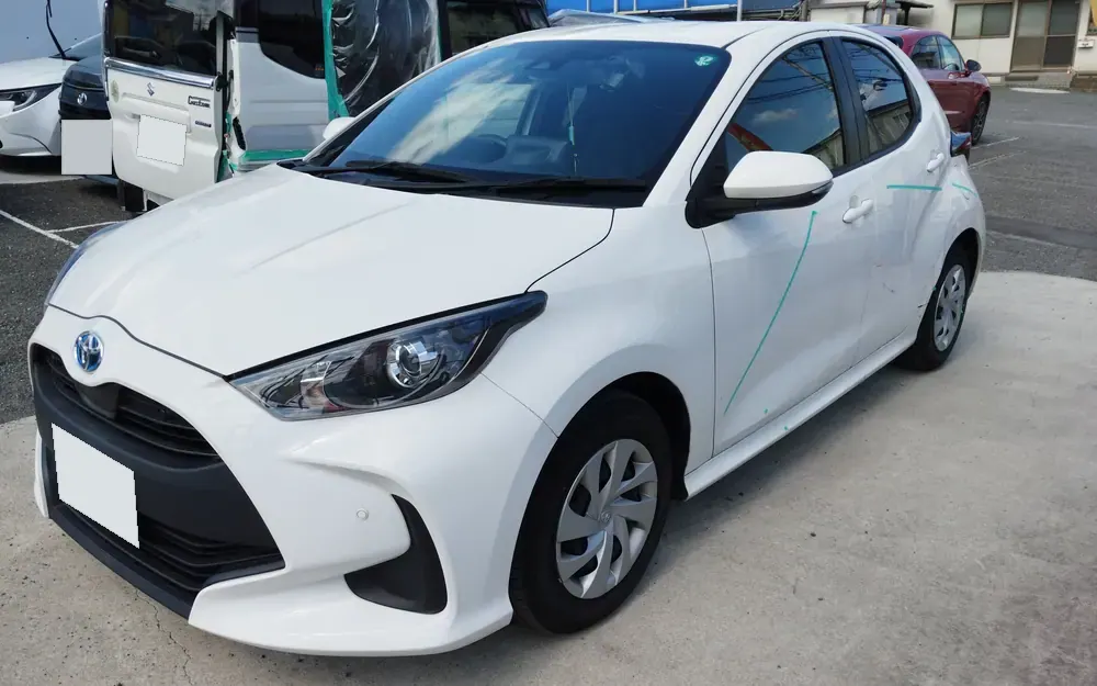 ヤリスの実車。作業中の様子。進み具合はこちらからご連絡しています