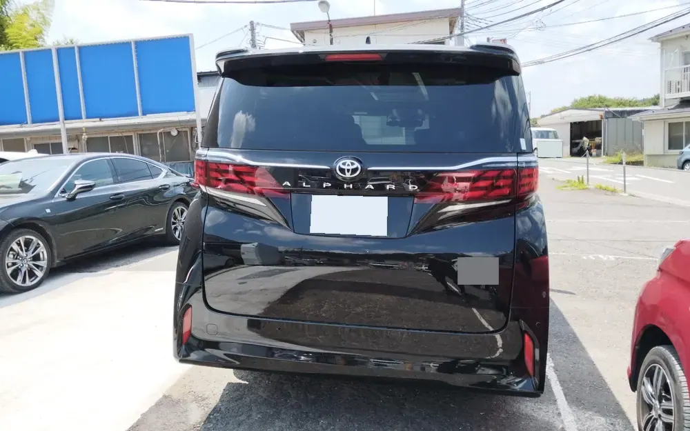 アルファードの実車。お引き渡し前に、当社で洗ってからお返ししています
