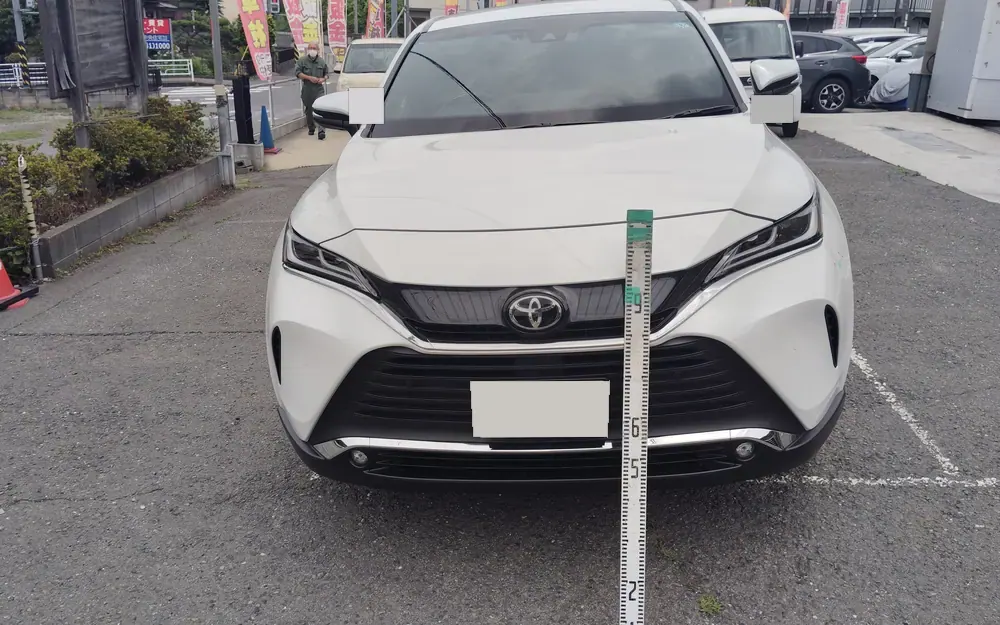 ハリアーの実車。白いパール系の色。光の当たり方で見え方が変わります