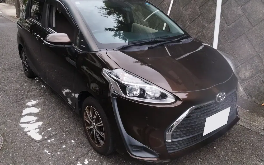 シエンタの実車。年数の経った車。全体の色の様子を見てから決めます