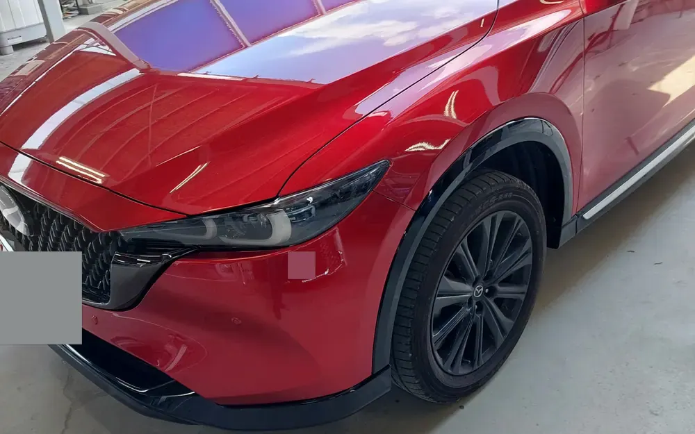 CX-8の実車。赤系の色。並んだ面で違って見えないかを確認します