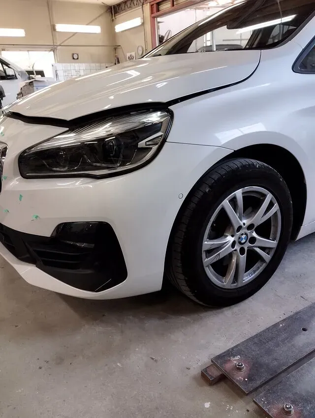 工場でお預かりしている車。フロントまわりの損傷を確認しているところ