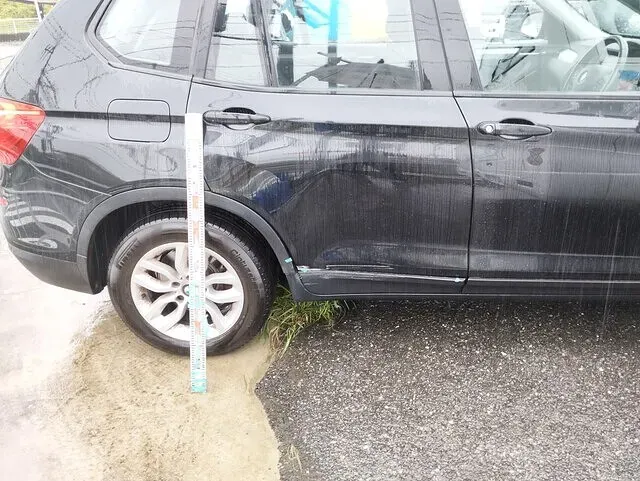BMW 右リヤドア交換とクオーターパネル板金塗装で艶とラインをつなぐ