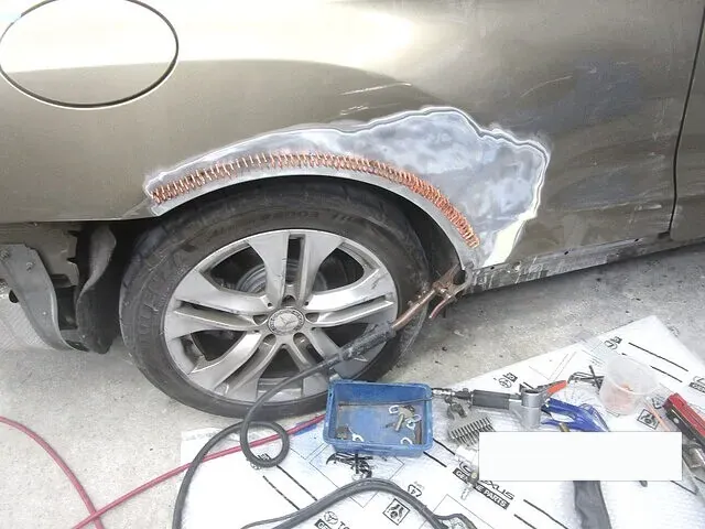 ベンツE350 右クォーターパネルを交換せず板金で整えた事例