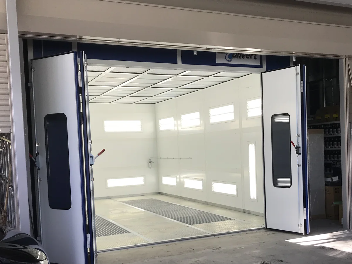 国産車用の塗装ブース。屋根のある工場内に設置