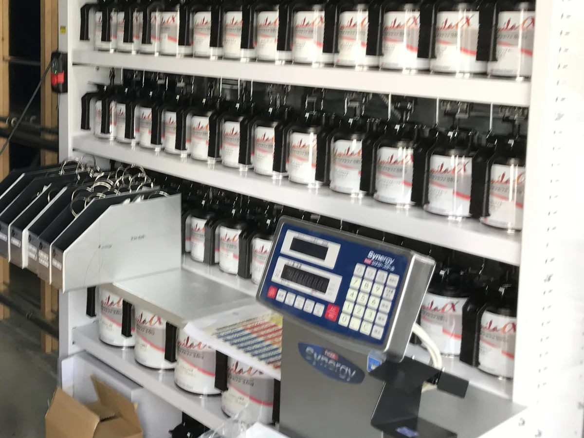 調色ルームの塗料棚と電子計量器