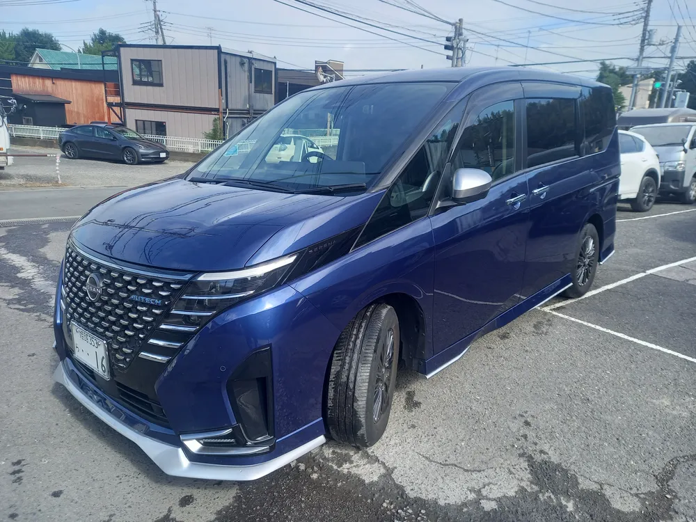 KBS勝田レンタカーの濃紺の日産セレナ AUTECH（プレミアムミニバンの代車）