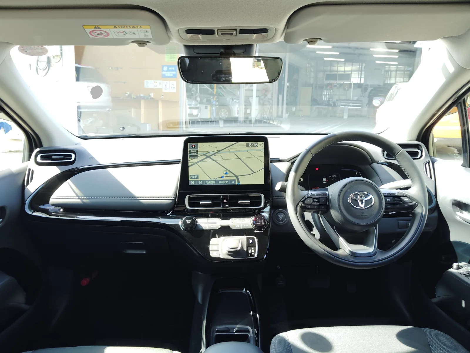 アクアの運転席まわり。大画面ディスプレイオーディオ、ステアリングスイッチ、オートエアコン