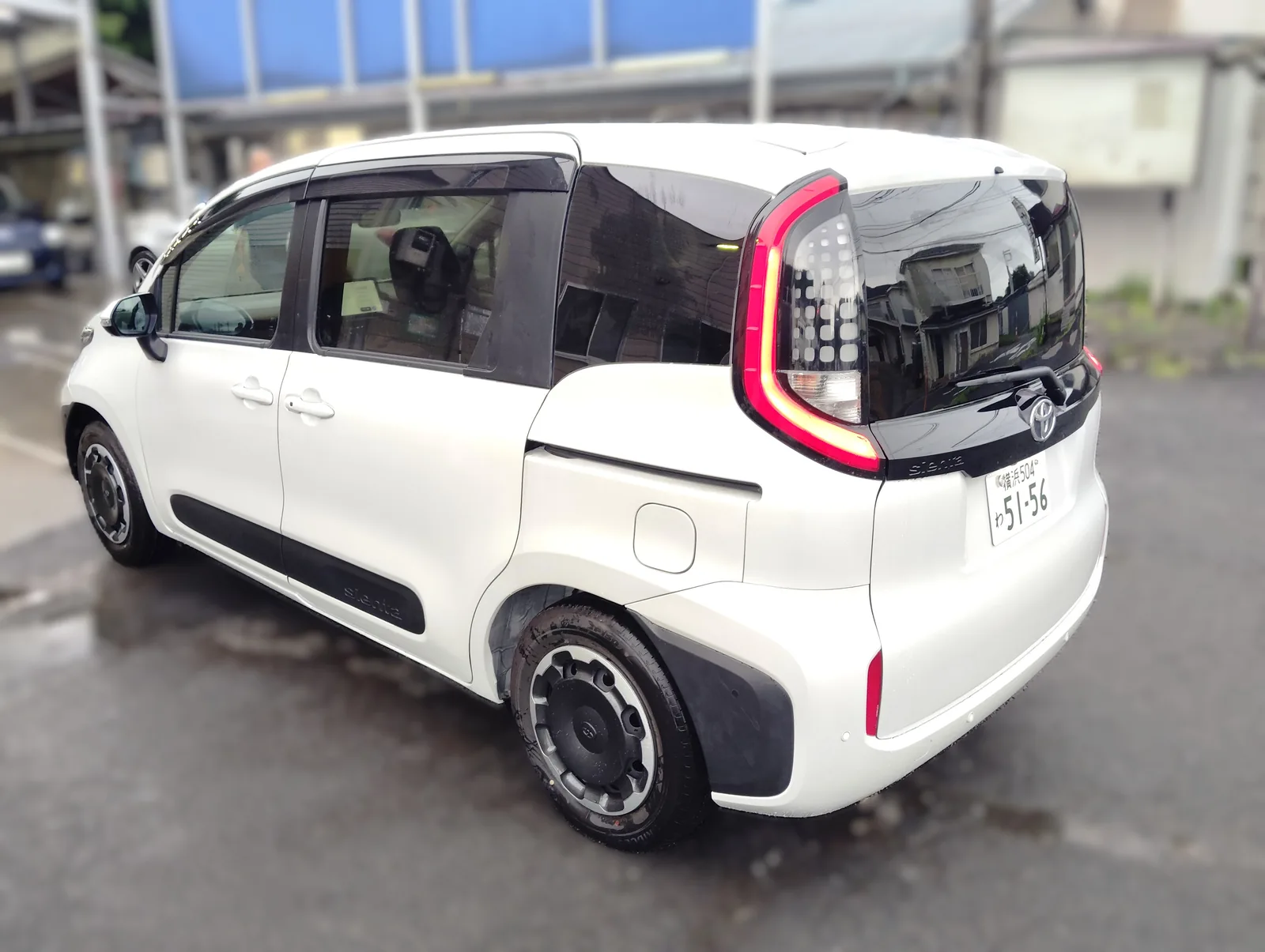 シエンタ ハイブリッドZの斜め後方。縦型のリヤコンビネーションランプ