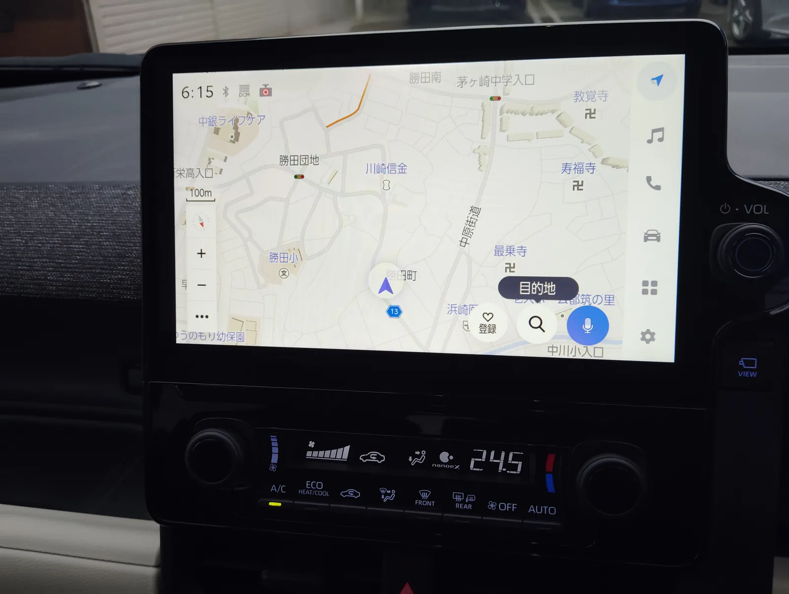 シエンタのナビゲーションに表示された地図画面とオートエアコンの操作パネル