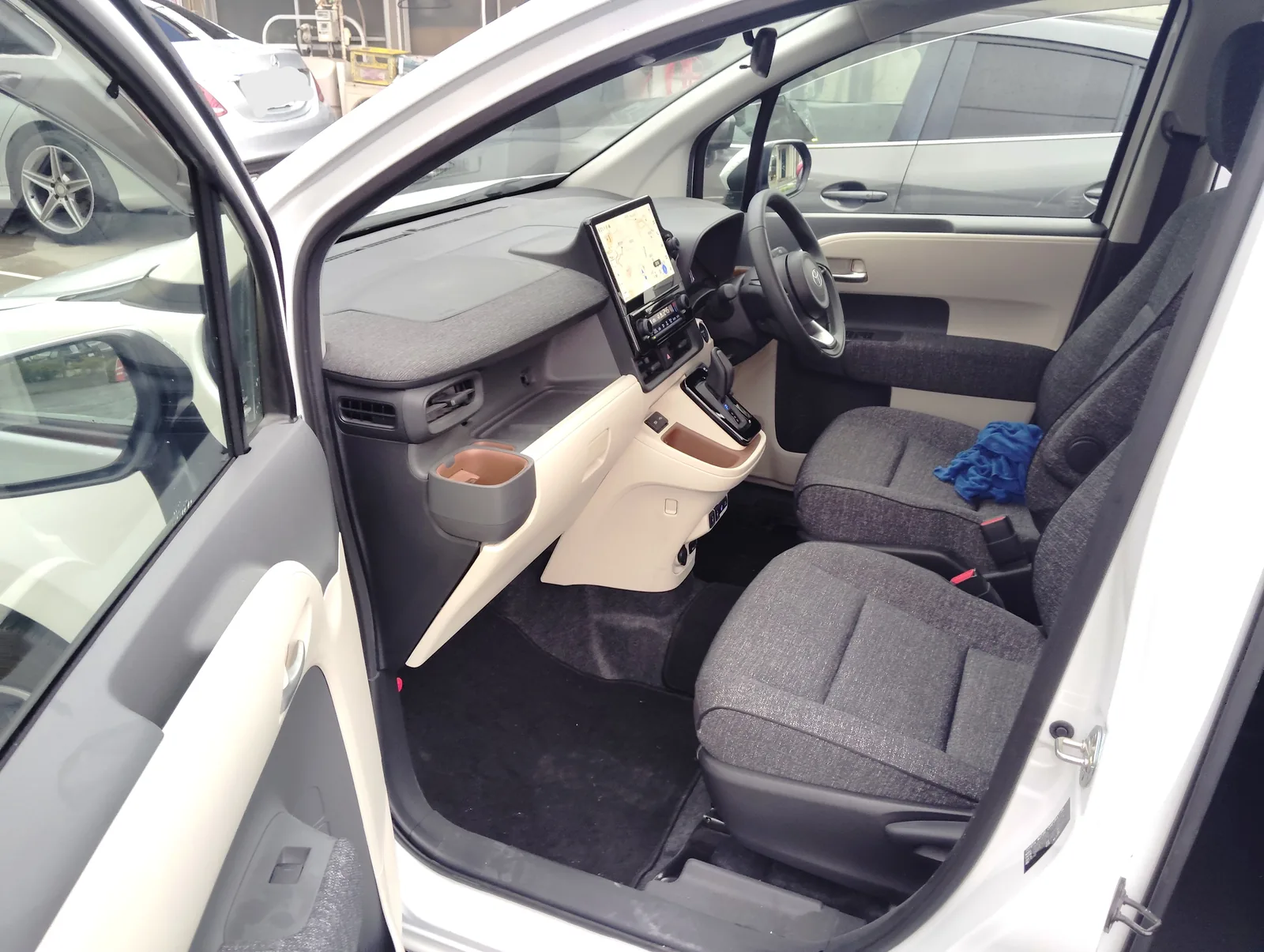 シエンタの運転席まわり。ダッシュボードとディスプレイ、シフトレバー