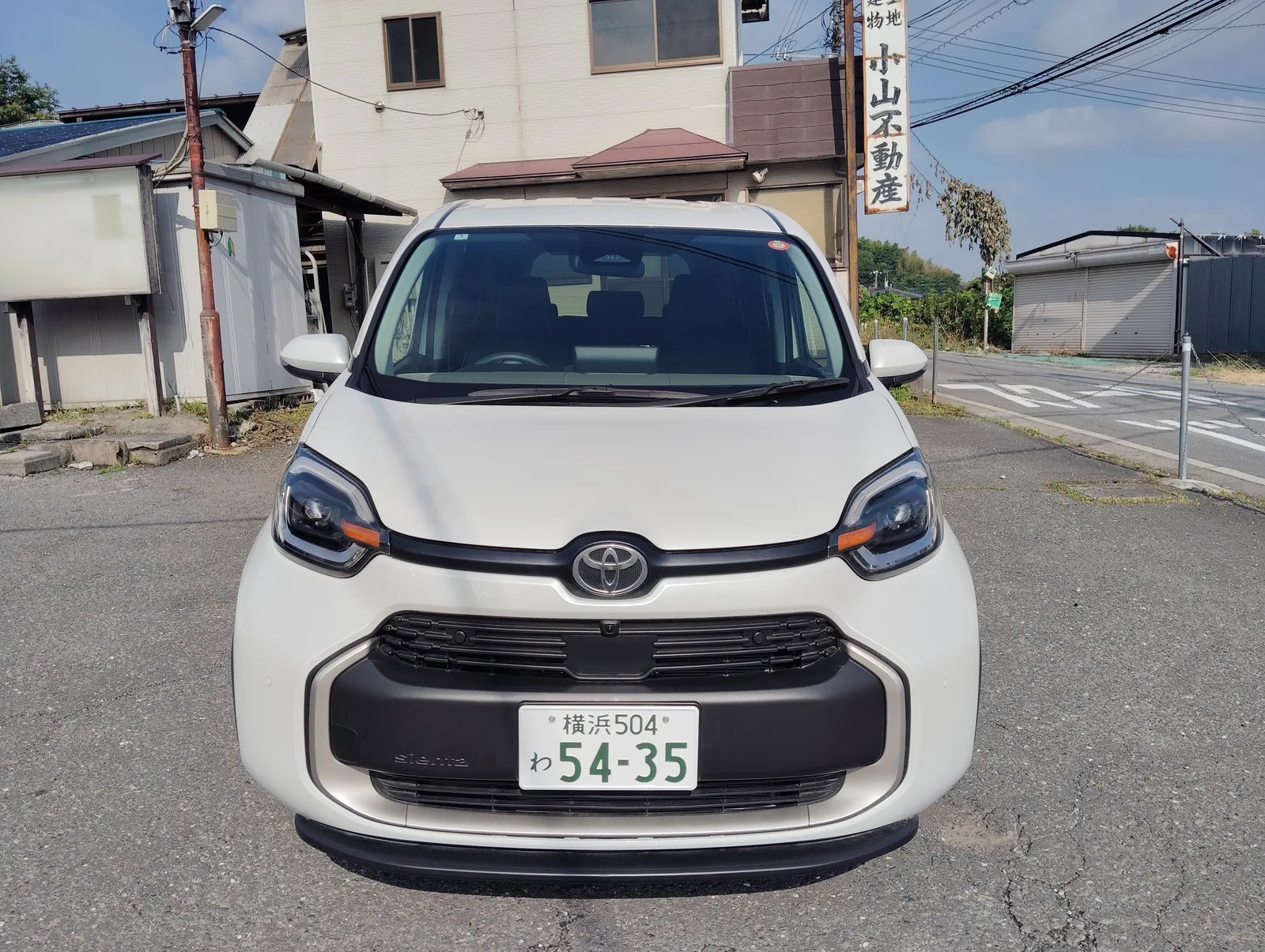 シエンタ Zの正面。横一文字のフロントまわりとLEDヘッドライト
