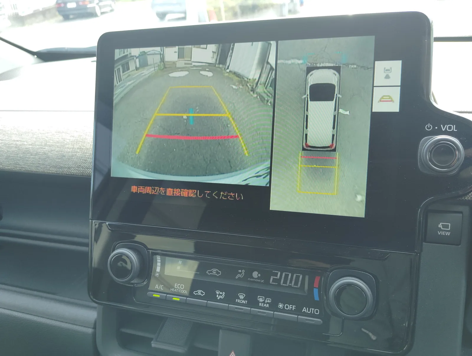シエンタ Zの後方カメラ映像と、車両周辺を上から見た俯瞰映像を同時に表示した画面