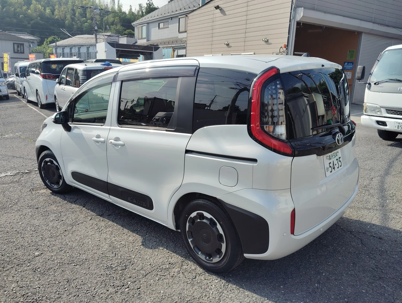 シエンタ Zの斜め後方。スライドドアと縦型のリヤコンビネーションランプ