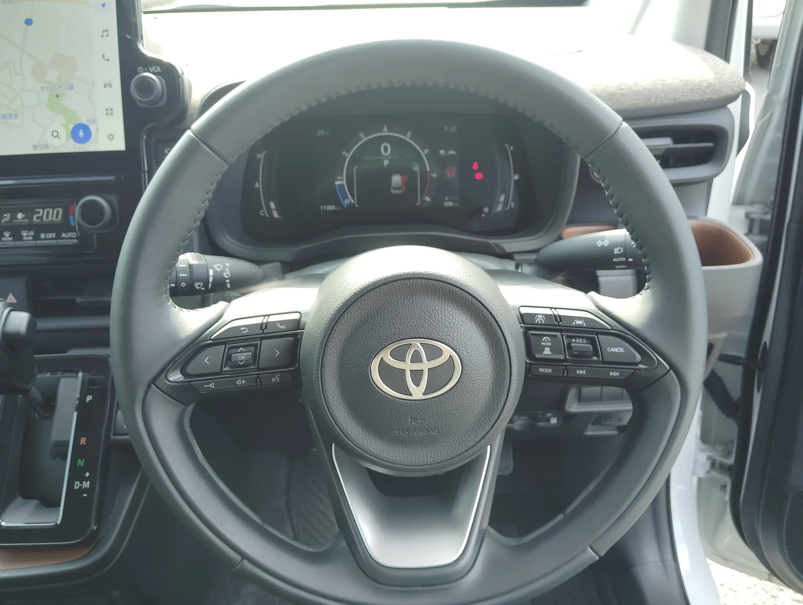 シエンタ Zの運転席まわり。ステアリング、メーター、ナビゲーション