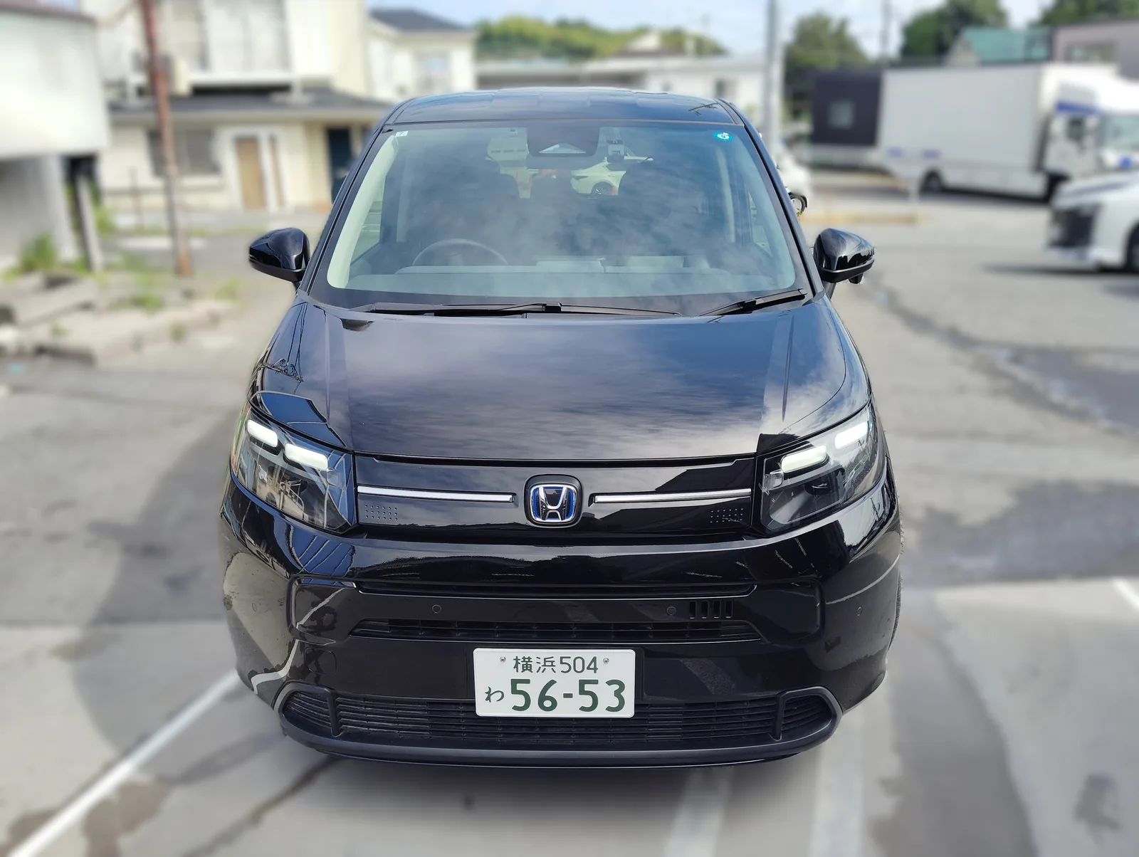 フリード e:HEVを正面から見たところ。横浜ナンバーの「わ」ナンバーで登録したレンタカー