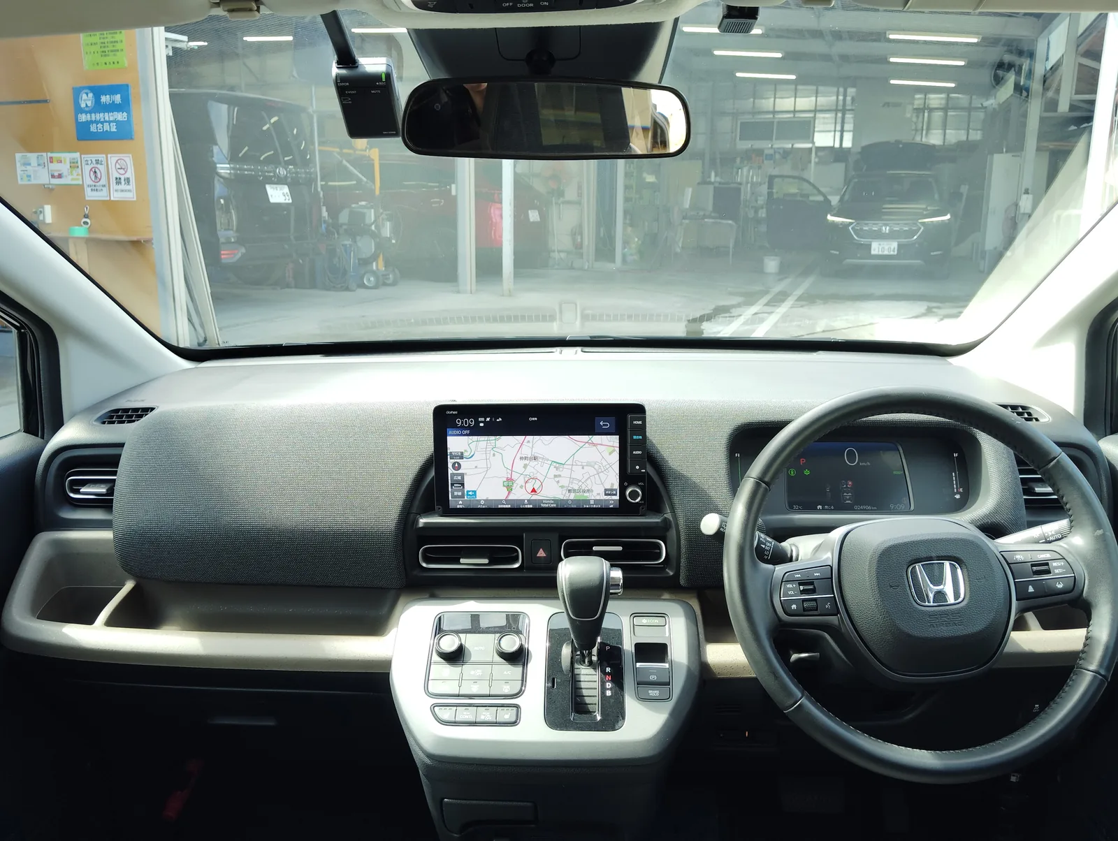 フリード e:HEVの運転席まわり。ダッシュボードとナビゲーション、シフトレバー