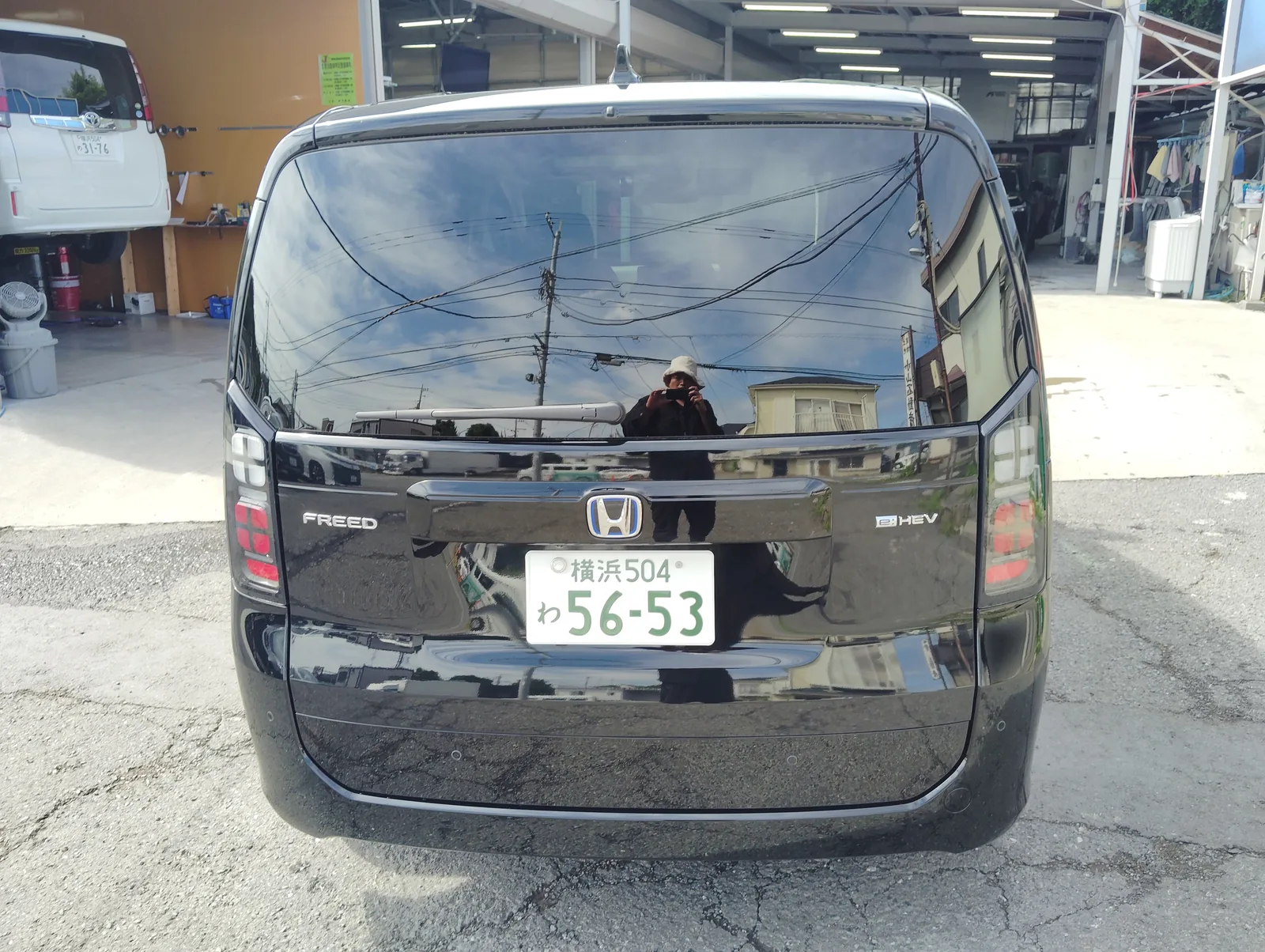 フリード e:HEVの真後ろ。大きく開くバックドアと e:HEV のエンブレム