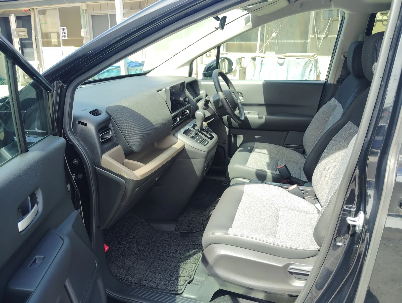 フリード e:HEVの運転席と助手席。ドアを開けて乗り込み口から見たところ
