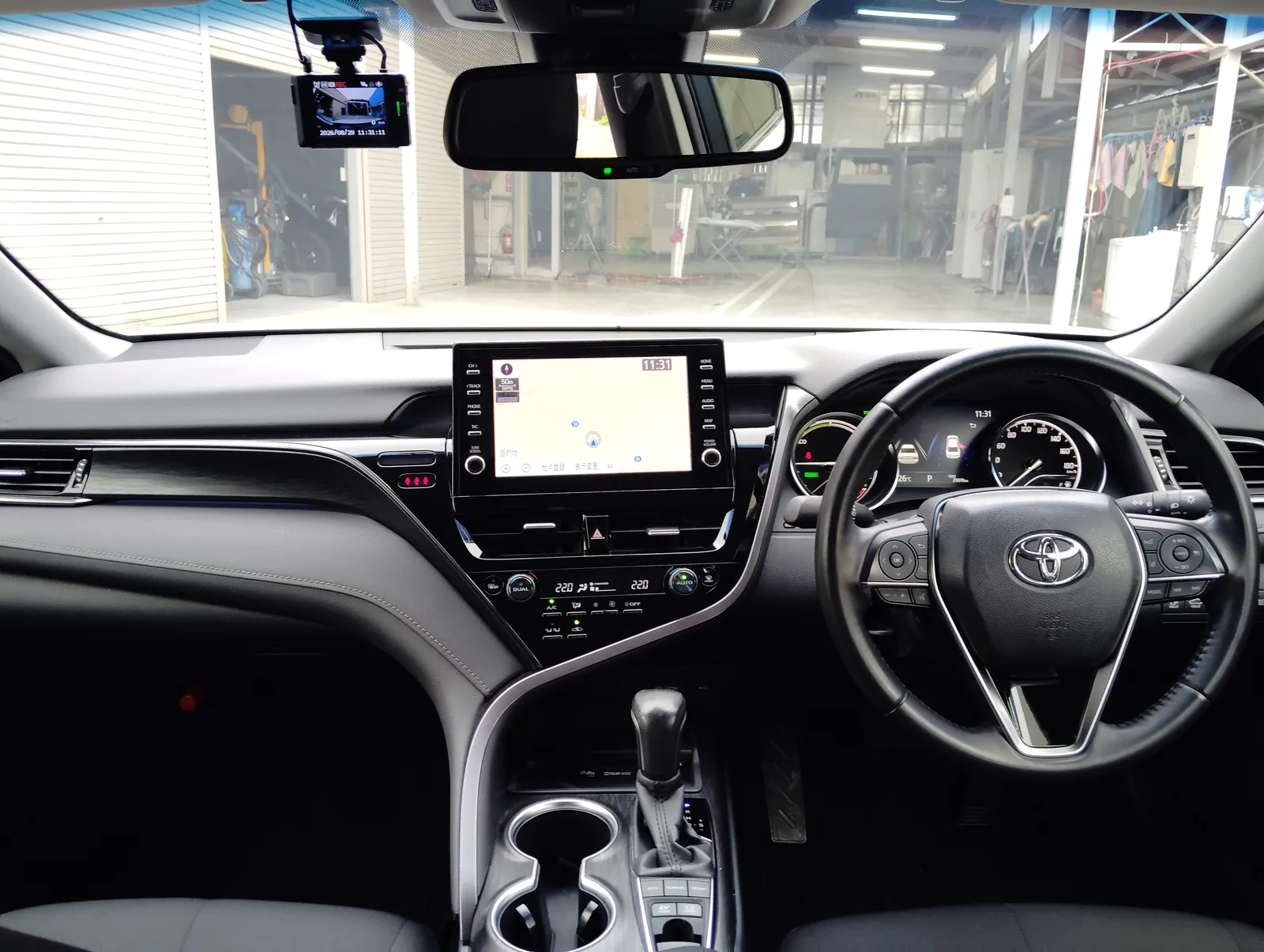 カムリ ハイブリッドの運転席まわり。ナビとメーターが見やすい位置にある