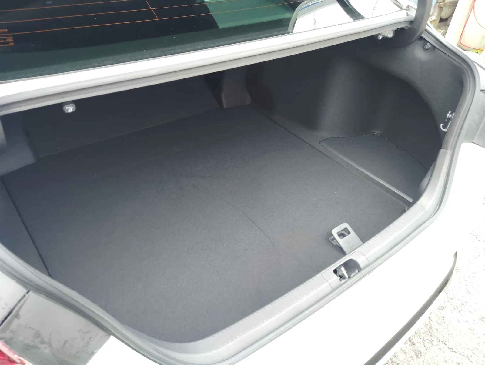 カムリ ハイブリッドのトランクの中。奥行きのある荷室