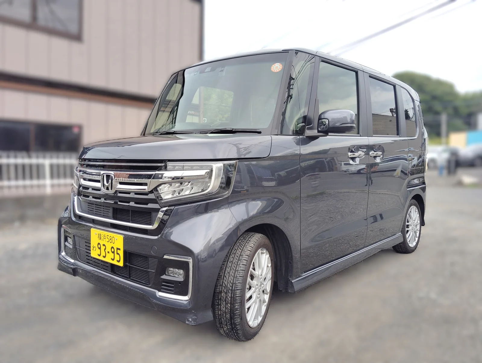 N-BOX カスタム ターボを斜め前から見た外観