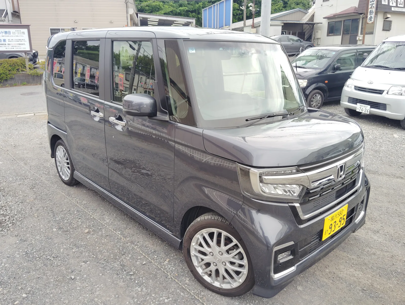 N-BOX カスタム ターボの前まわり。カスタム専用のフロントデザイン