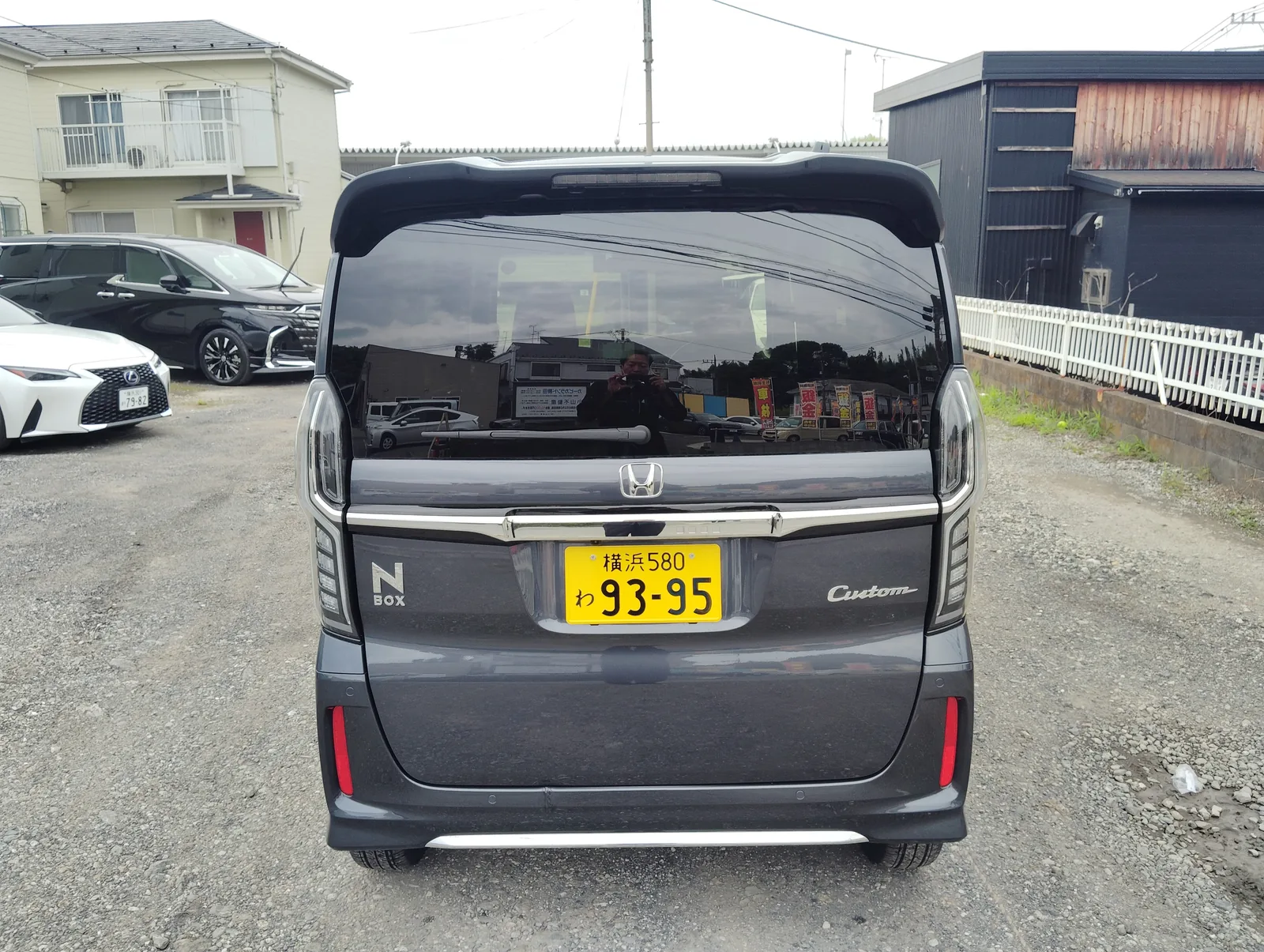 N-BOX カスタム ターボを後ろから見た外観。縦に長いテールランプ