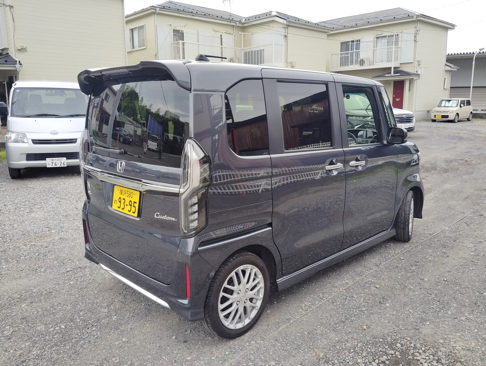 N-BOX カスタム ターボを斜め後ろから見た外観