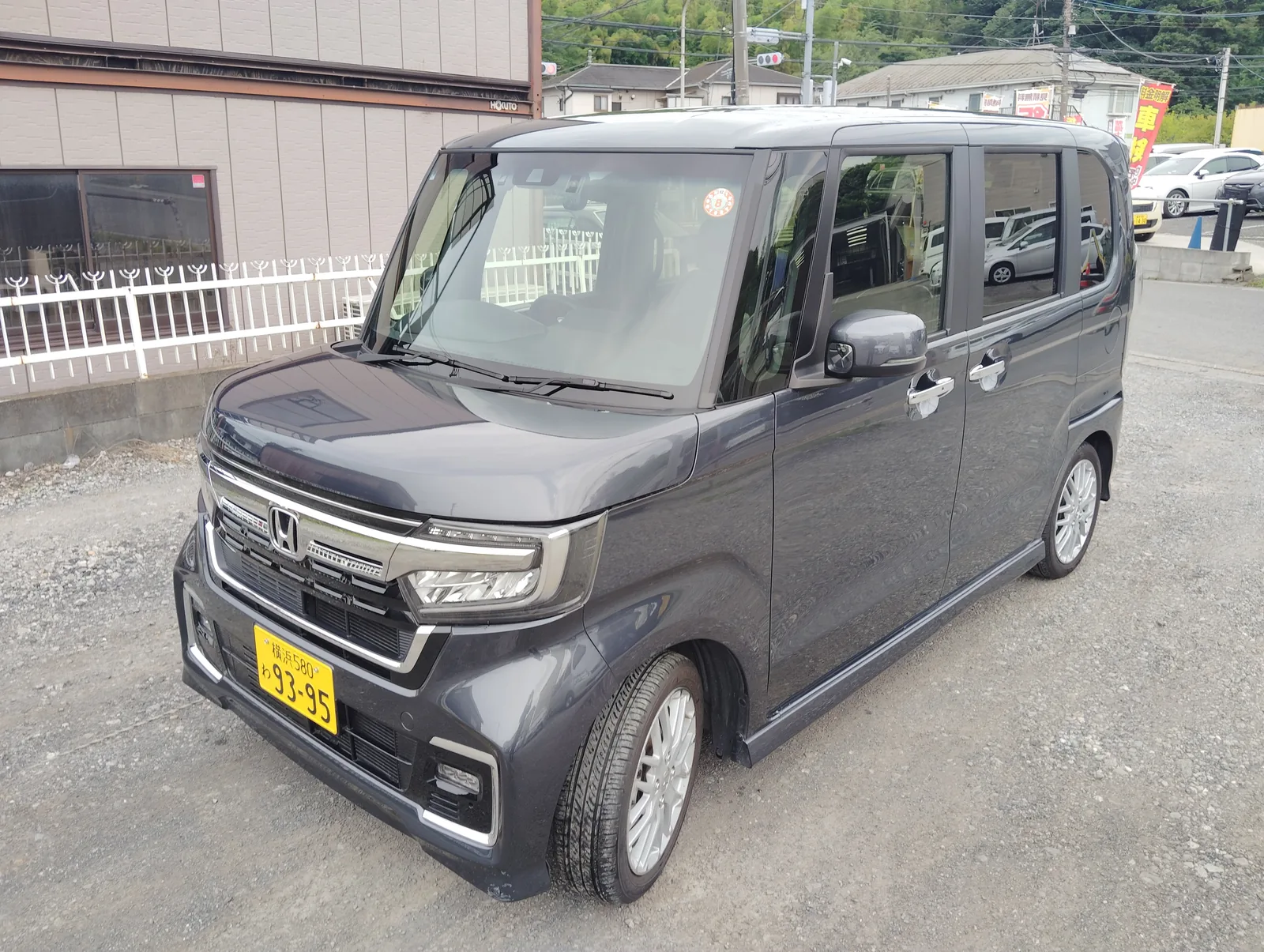 N-BOX カスタム ターボを横から見た外観。背の高いボディ