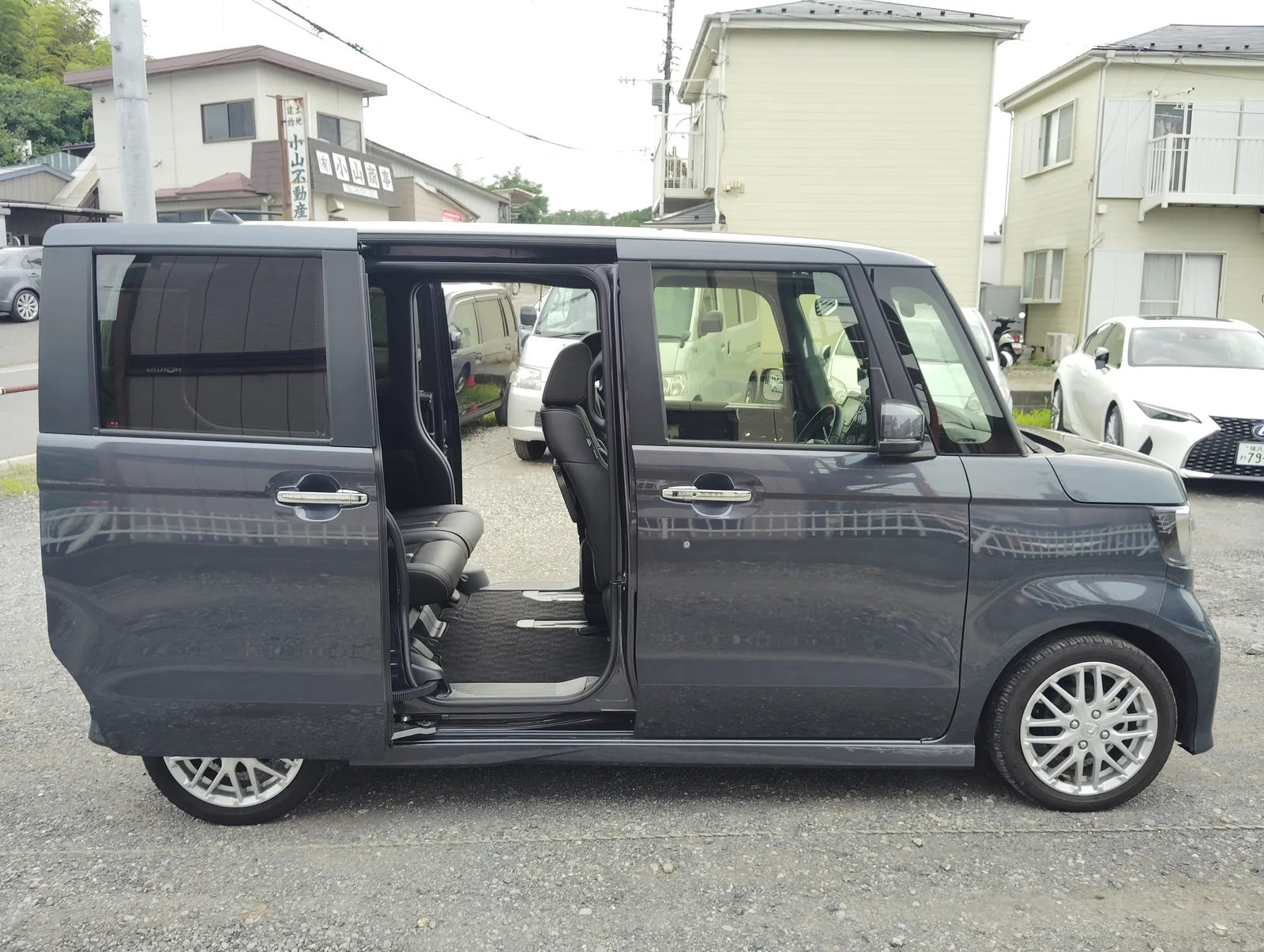 N-BOX カスタム ターボの両側パワースライドドアを開けた状態