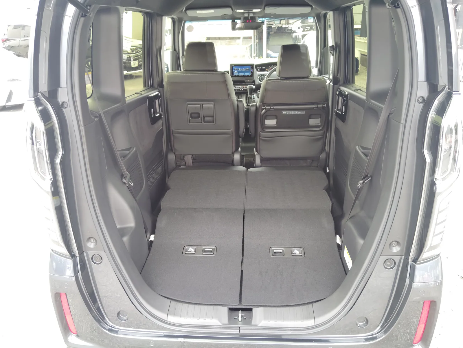 N-BOX カスタム ターボの荷室。後席を前に倒して広げた状態