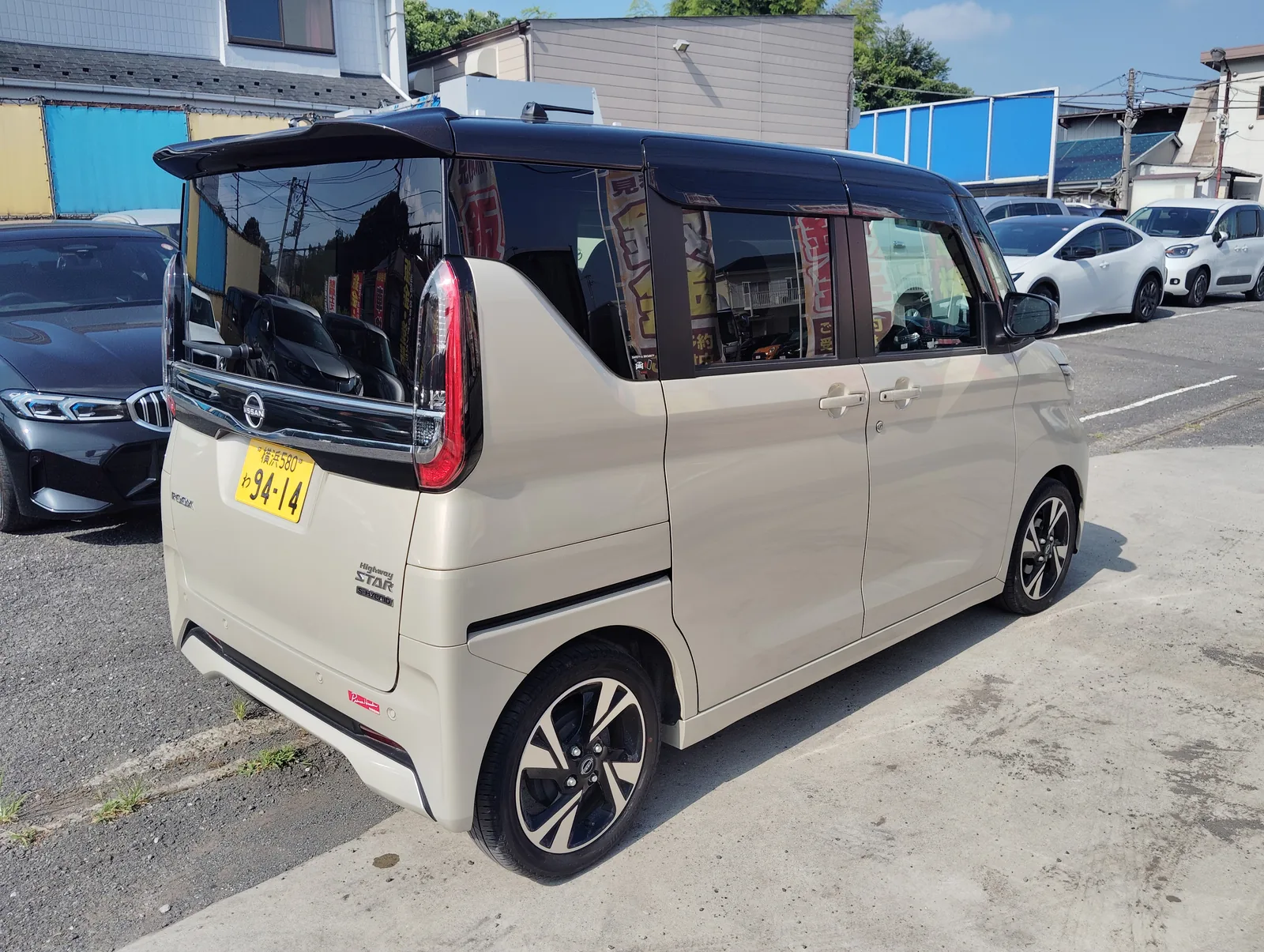 ルークス ハイウェイスターG ターボを斜め後ろから見た外観。2トーンの屋根が分かる角度