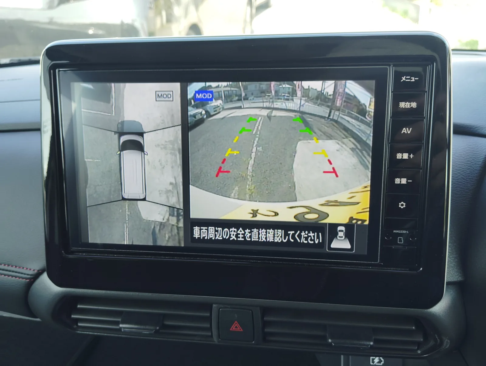 ルークスの全周囲カメラ。車を上から見下ろした映像と後方映像が同時に出る