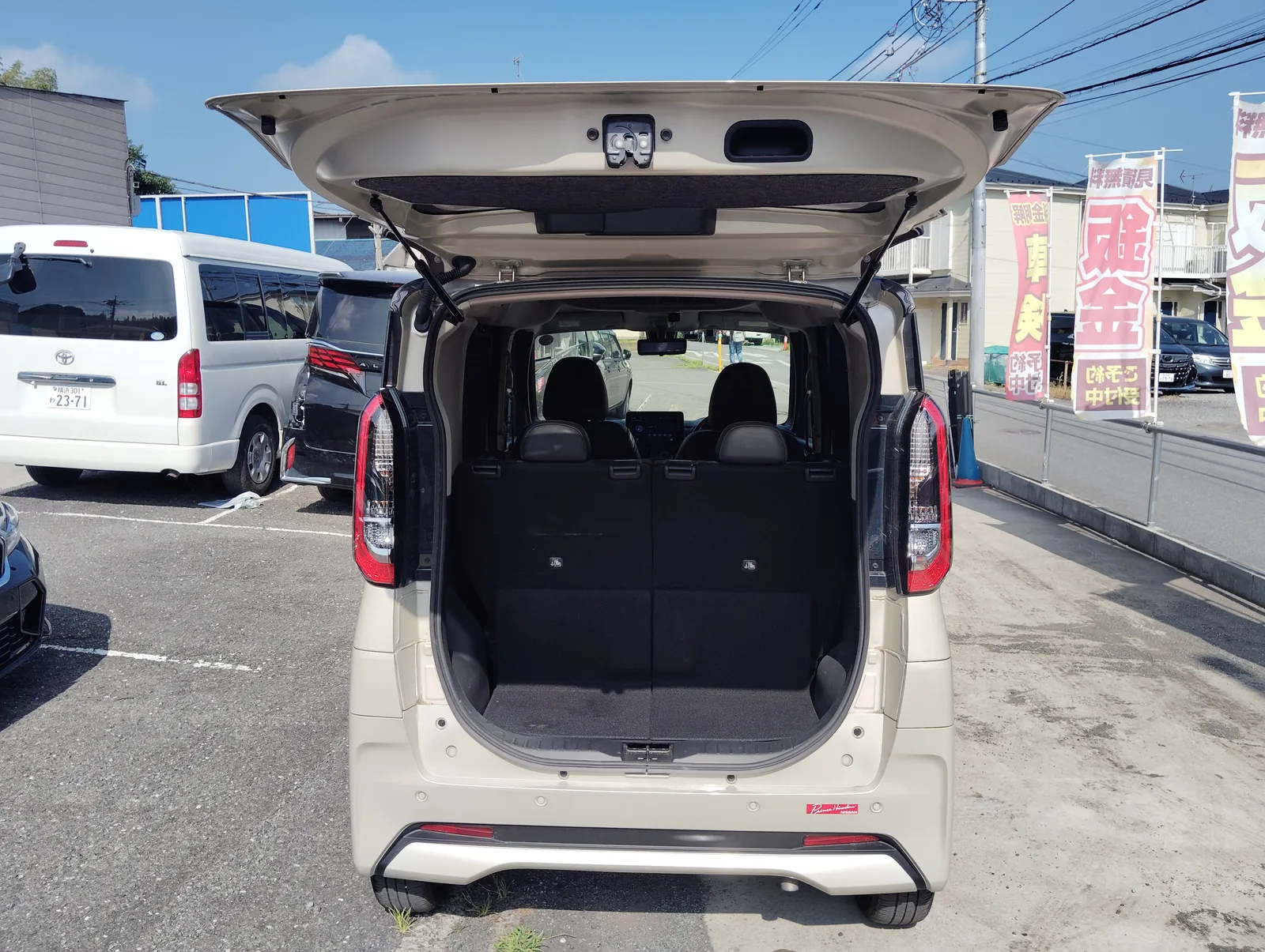 ルークスの荷室。バックドアを開けた状態