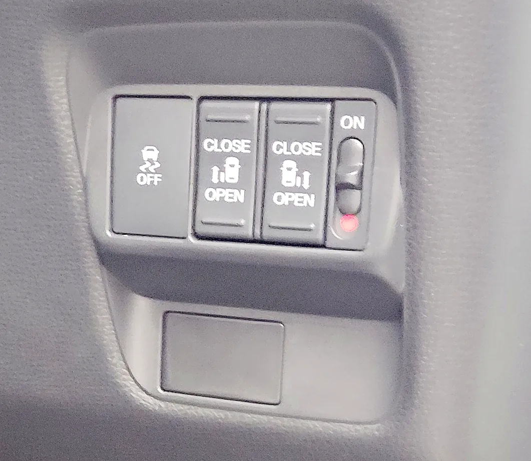 フリード e:HEV の運転席の右下。左右のスライドドアを開け閉めする CLOSE／OPEN のスイッチ