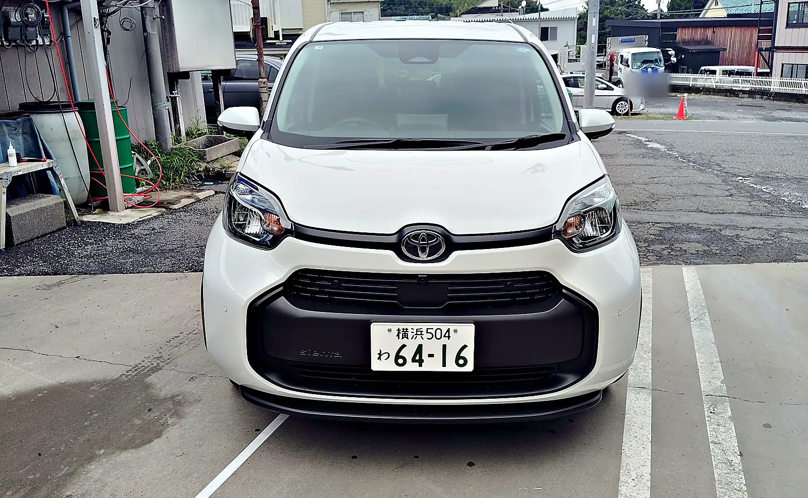 パールホワイトのシエンタ ハイブリッド G を真正面から見たところ。わナンバーのレンタカー