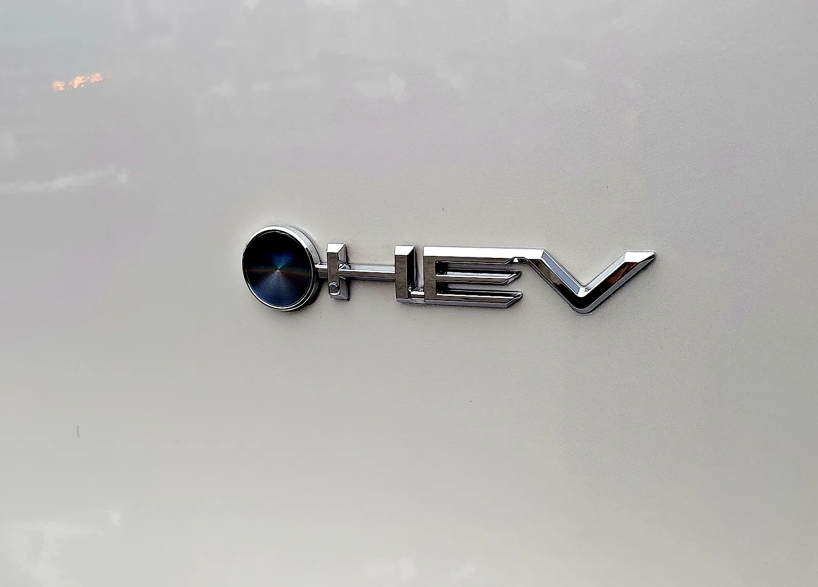 シエンタ ハイブリッド G のバックドアに付いた HEV のエンブレム