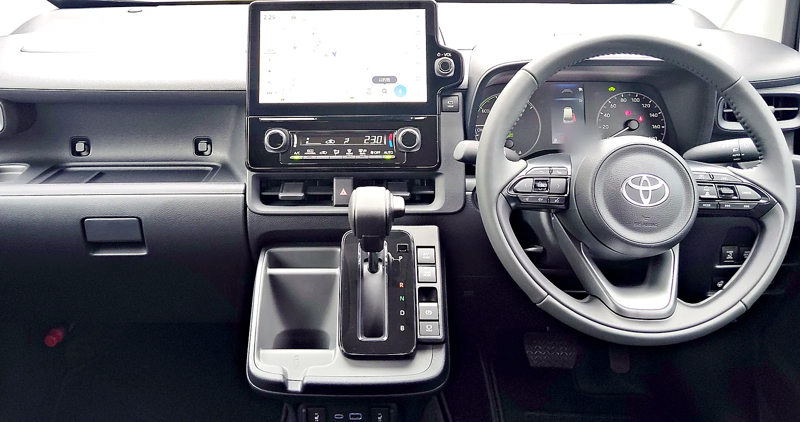 シエンタ ハイブリッド G の運転席まわり。まん中のディスプレイ、ハンドル、シフト
