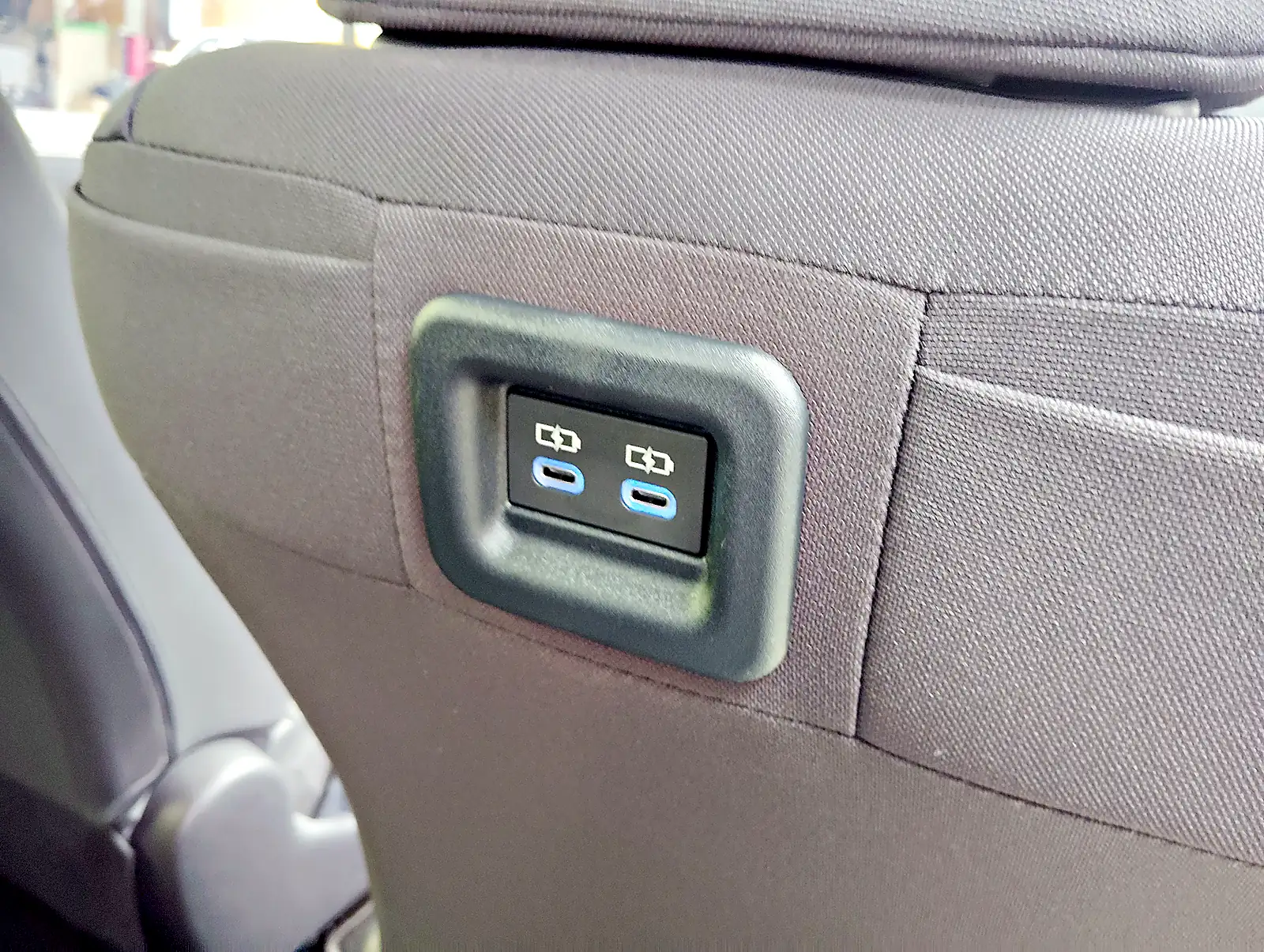 シエンタ ハイブリッド G の前の席の背もたれの裏。2列目の人が使えるUSB（Type-C）が2つ