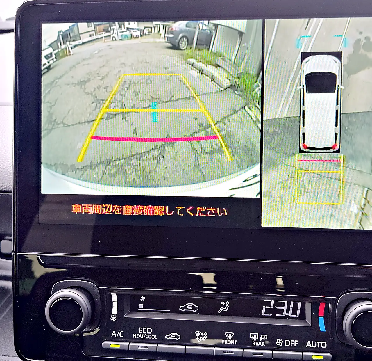 シエンタ ハイブリッド G のディスプレイ。左に後ろのカメラの映像、右に車を上から見たような映像。下にオートエアコンの操作パネル